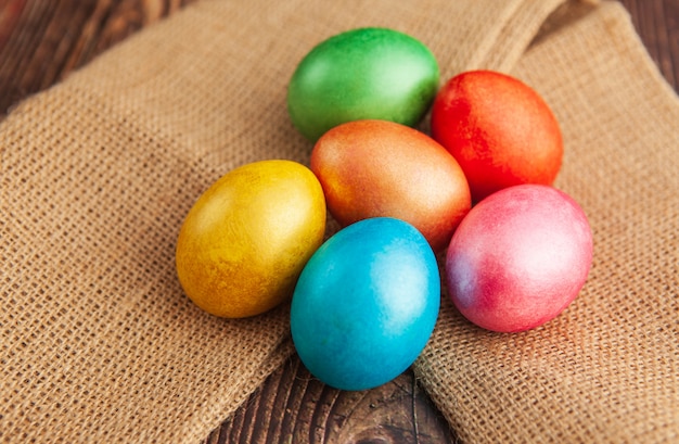 Uova di pasqua colorate su una tavola di legno