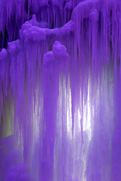 Photo colored frozen blocks of ice stalactites