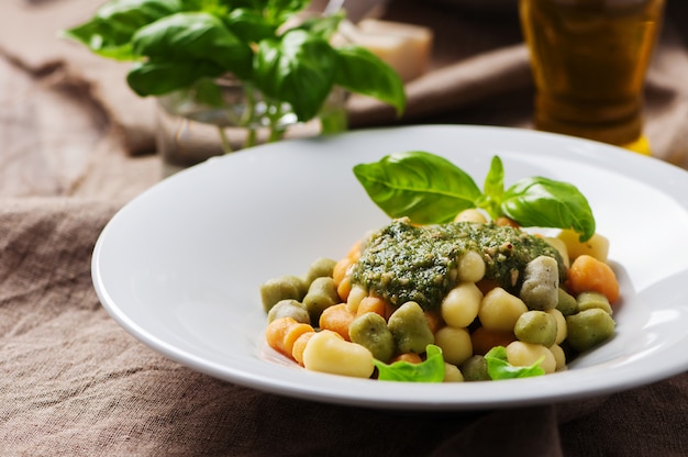 Gnocchi colorati al pesto