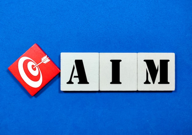 ターゲット アイコンと AIM 文字を含む色付きの六角形