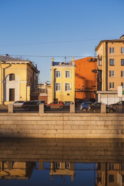 цветные исторические здания на набережной вдоль реки в городе