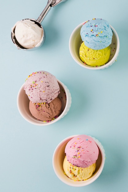 セラミックボールの色のアイスクリームスクープ