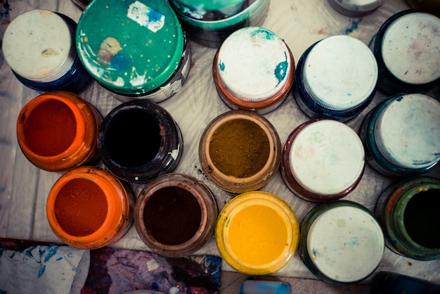 Barattoli colorati di vernice in polvere