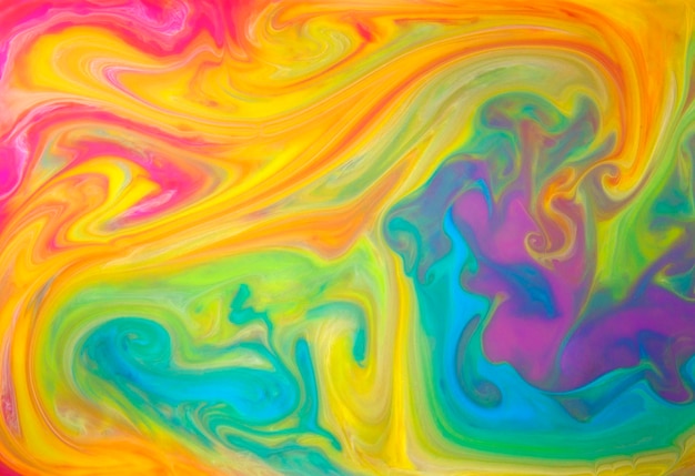 カラフルな抽象的な背景を作成する流体で一緒に混合された着色された液体