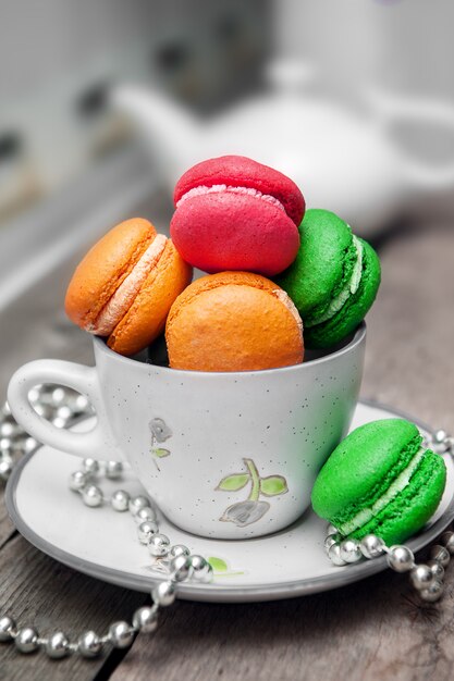 나무 테이블에 색된 macarons입니다.