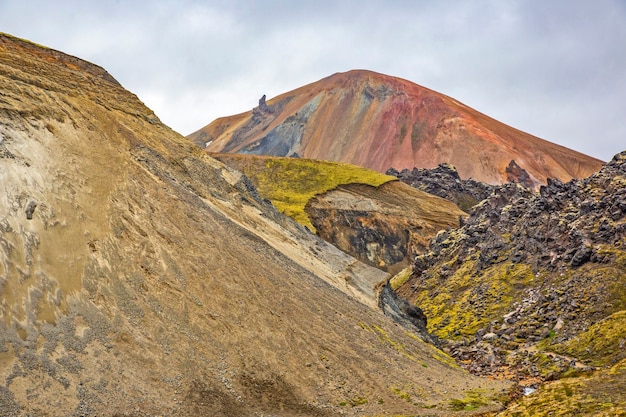 Landmannalaugar의 화산 풍경의 색깔 산