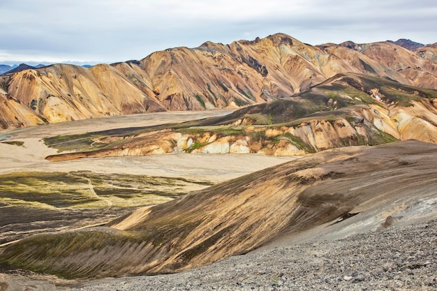 Landmannalaugar의 화산 풍경의 색깔 산