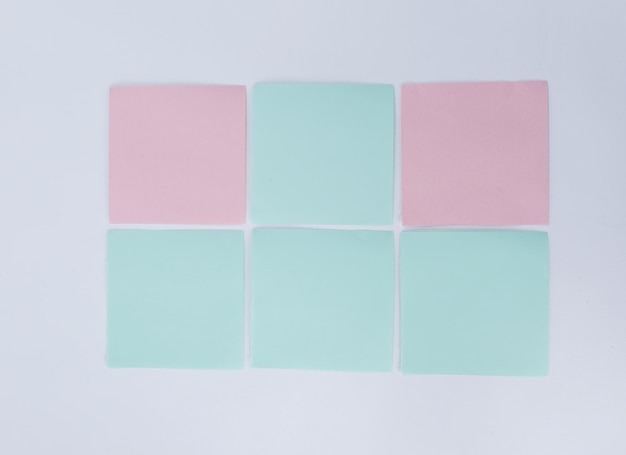 Foto carta colorata per prendere appunti isolati su sfondo bianco