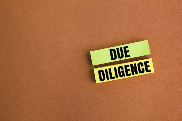 写真 色の紙に書いてある due diligence という言葉が書かれています