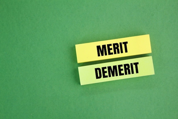 사진 merit 및 demerit fine concept merits라는 단어가 포함된 색종이는 장점을 나타냅니다.