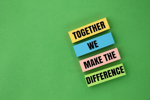 사진 함께 우리는 차이를 만니다 (together we make the difference) 라는 단어가 새겨진 색의 종이
