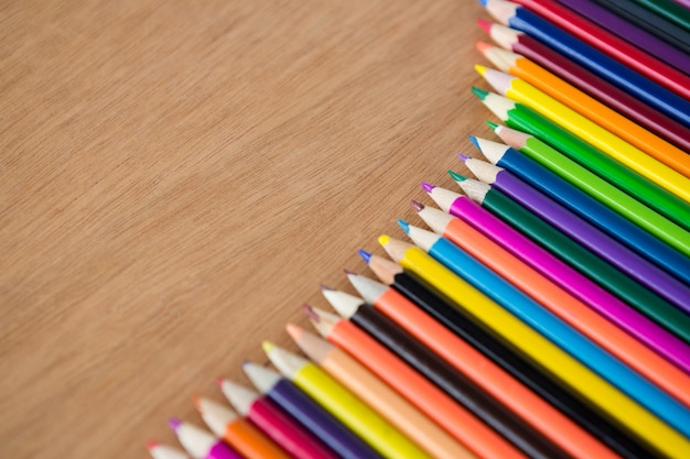 Цветные карандаши, расположенные по диагонали