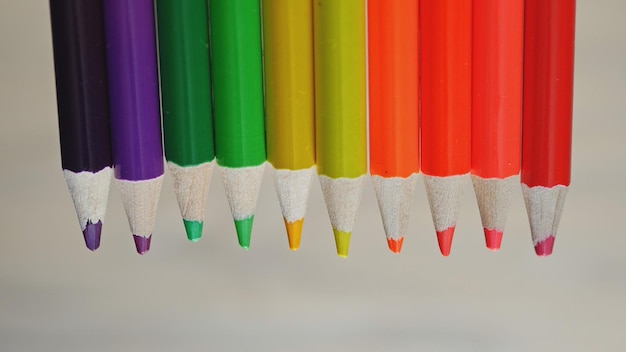 正確に一列に配置された色鉛筆 色鉛筆のクローズアップ 上面図
