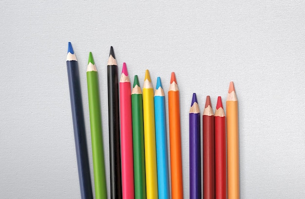 Цветные карандаши на фоне текстуры холста