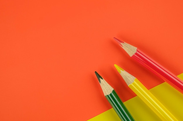 Цветные карандаши на фоне цветной бумаги