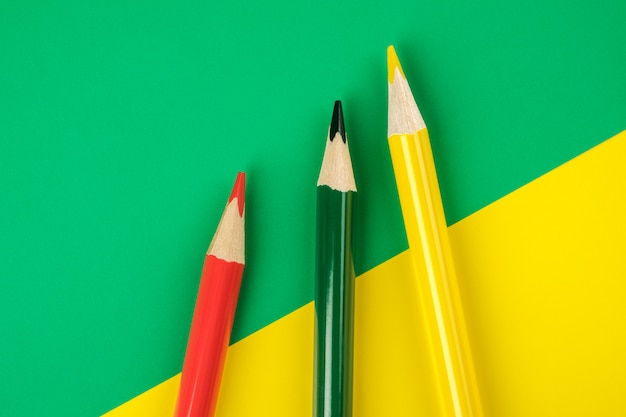 Цветные карандаши на фоне цветной бумаги