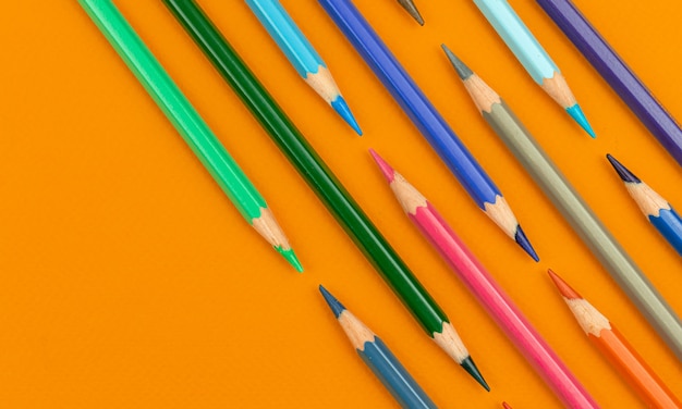 색연필 평평한 평신도 창조적 인 배경, 주황색 테이블 상단보기 사진