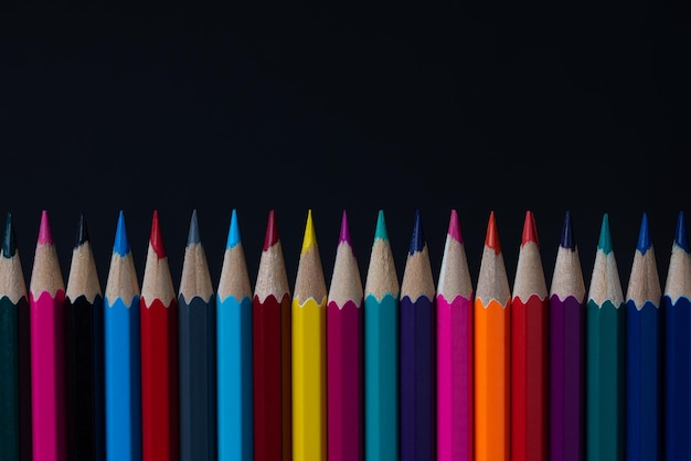 写真 黒の背景に描画するための色鉛筆