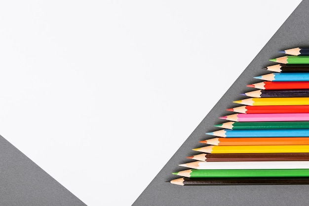 цветные карандаши на сером фоне
