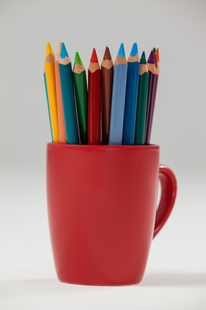 컵에 보관 된 색연필