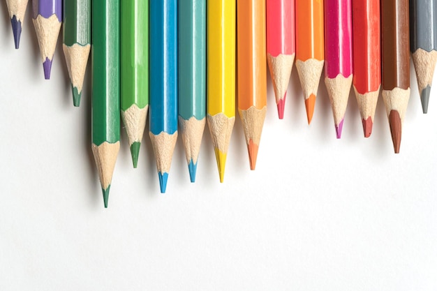 ずらりと並んだ色鉛筆 鉛筆の先で描いた線 イラスト画の勉強用のクレヨンセット 入学準備