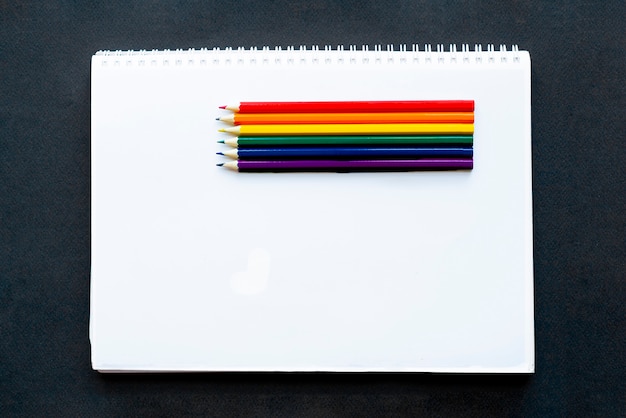 LGBT 깃발처럼 그려지고 흰색 카드에있는 색연필