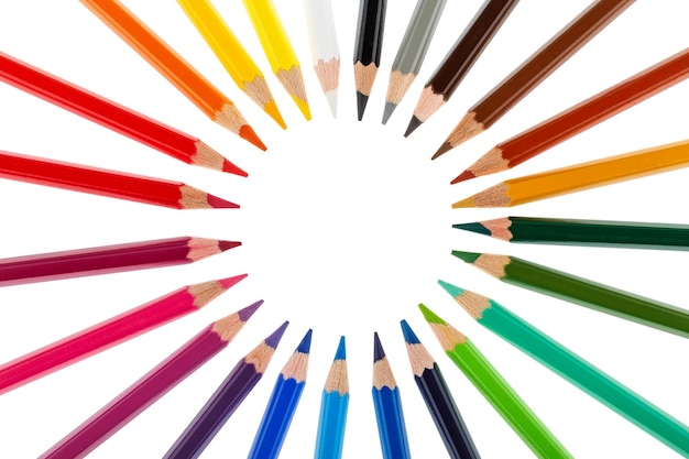Цветные карандаши сложены по кругу на белом фоне