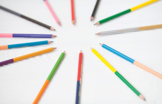 Покрашенные карандаши при космос экземпляра изолированный на белой предпосылке, концепции рамки образования.