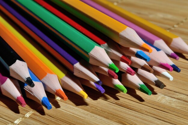 木製のテーブルの上の色鉛筆