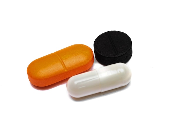 Pillole colorate da vicino isolare su sfondo bianco