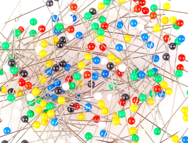 फोटो colored pushpins on white 