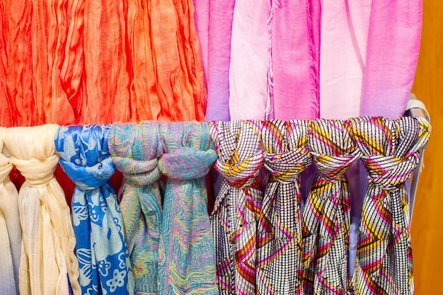 Цветные шарфы, завязанные как галстук