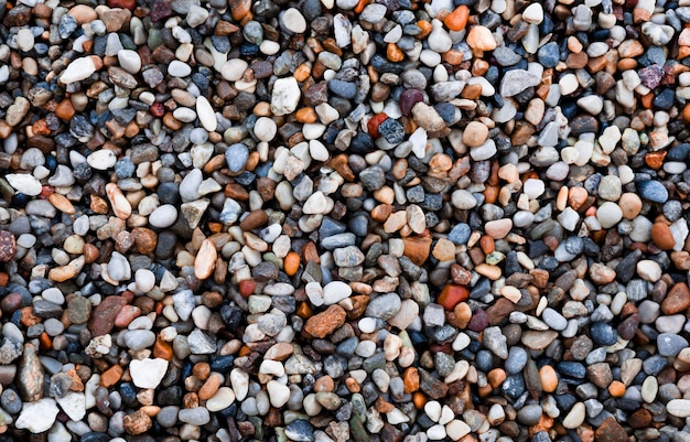 写真 ビーチの背景に色付きの小さな石