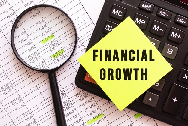 FINANCIAL GROWTH라는 텍스트가있는 컬러 스티커가 계산기에 있습니다.