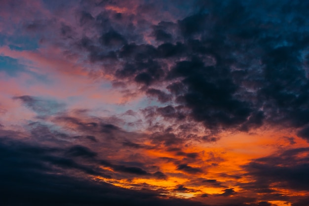 色の夕日。アートスカイ写真。