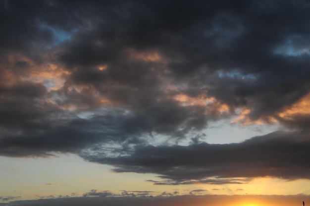 色の夕焼け雲