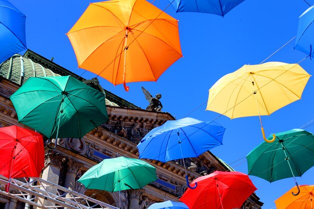 青い空を背景に色付きの傘。高品質の写真