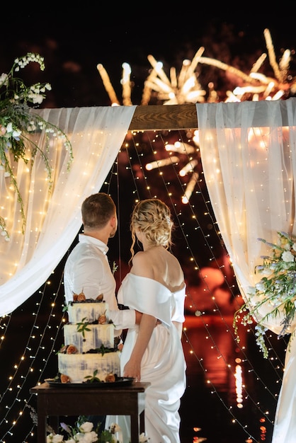 Torta nuziale colorata al matrimonio degli sposi