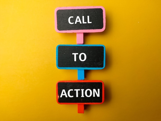 「CALL TO ACTION」という言葉が書かれた色の木製ボード