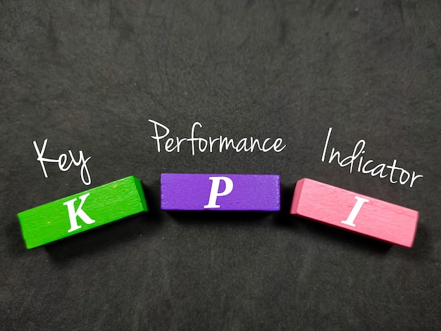 Фото Цветной деревянный куб, написанный текстом kpi key performance indicator на черном фоне