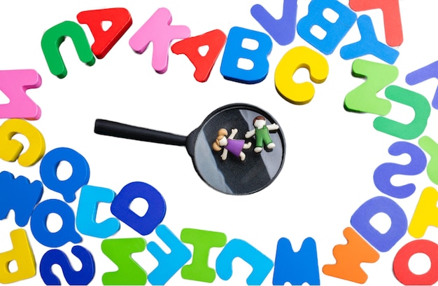 흰색 배경 복사 공간에 영어 알파벳의 색깔 있는 나무 글자