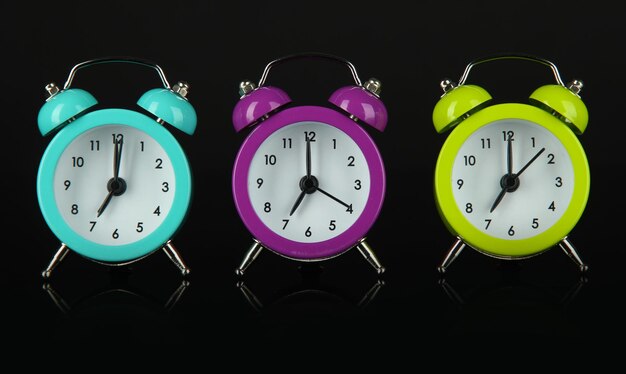 Photo colorful alarm clock on dark grey background