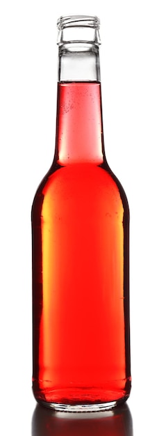 Красочный алкогольный напиток в стеклянной бутылке, изолированной на белом