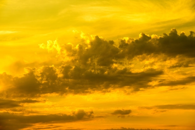 写真 空の色と光の雲