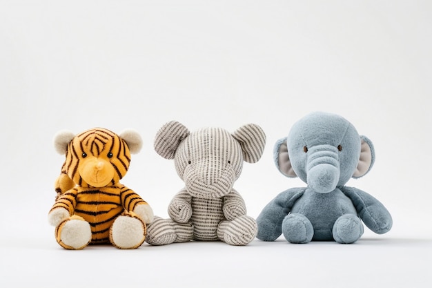 Фото Цветные игрушки с животными на белом фоне