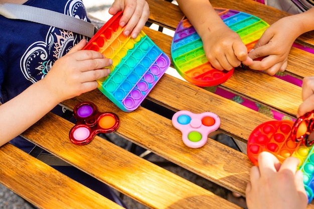 Giocattolo antistress colorato fidget push pop nelle mani dei bambini