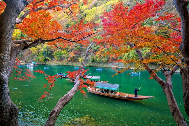 京都の川沿いの秋の季節のカラフルな嵐山