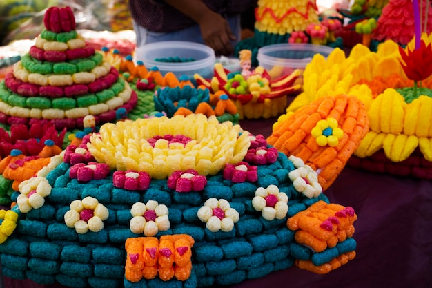 ロイクラトン祭の水の女神からの許しのための川でのカラフルな芸術の手作りフロート