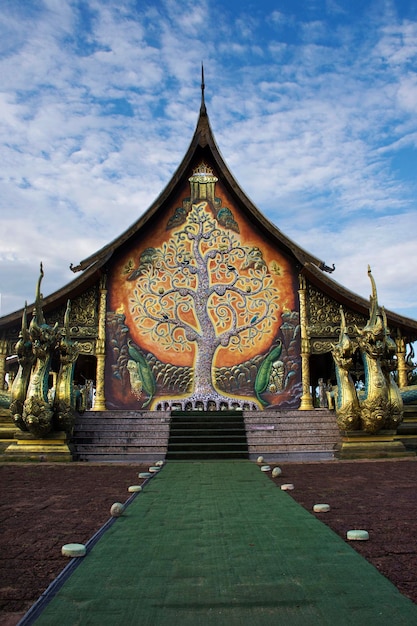 태국 우본라차타니의 시린드혼 지구에 있는 시린드혼 와라람 푸프라오 사원 또는 왓 푸프라오의 다채롭고 예술적인 예술