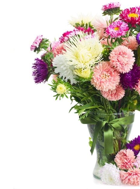 유리 꽃병에 다채로운 애 스터 꽃 꽃다발 가까이 흰색 배경에 고립